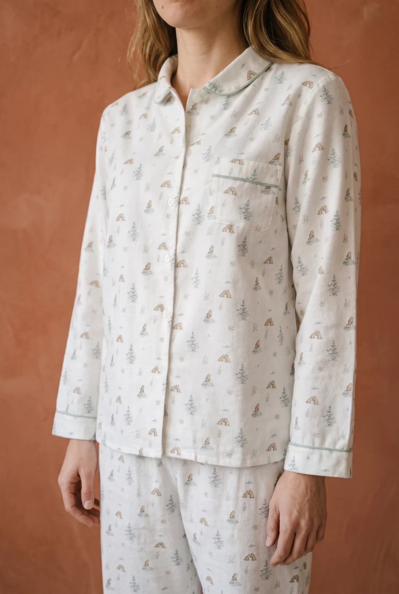 Zoom texture et finitions : Pyjamas longs femme - Marmottes (Réf : 2430000016554) en flanelle de coton ( coton chaud ). Vêtement de type femme. Maître Renard.