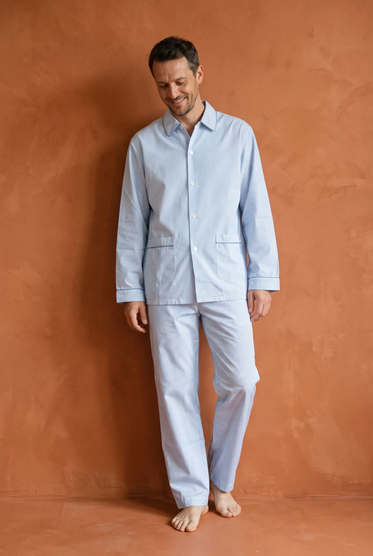 Zoom texture et finitions : Pyjamas longs homme - Bel Air (Réf : 2430000016189) en popeline de coton ( coton léger ). Vêtement de type homme. Maître Renard.