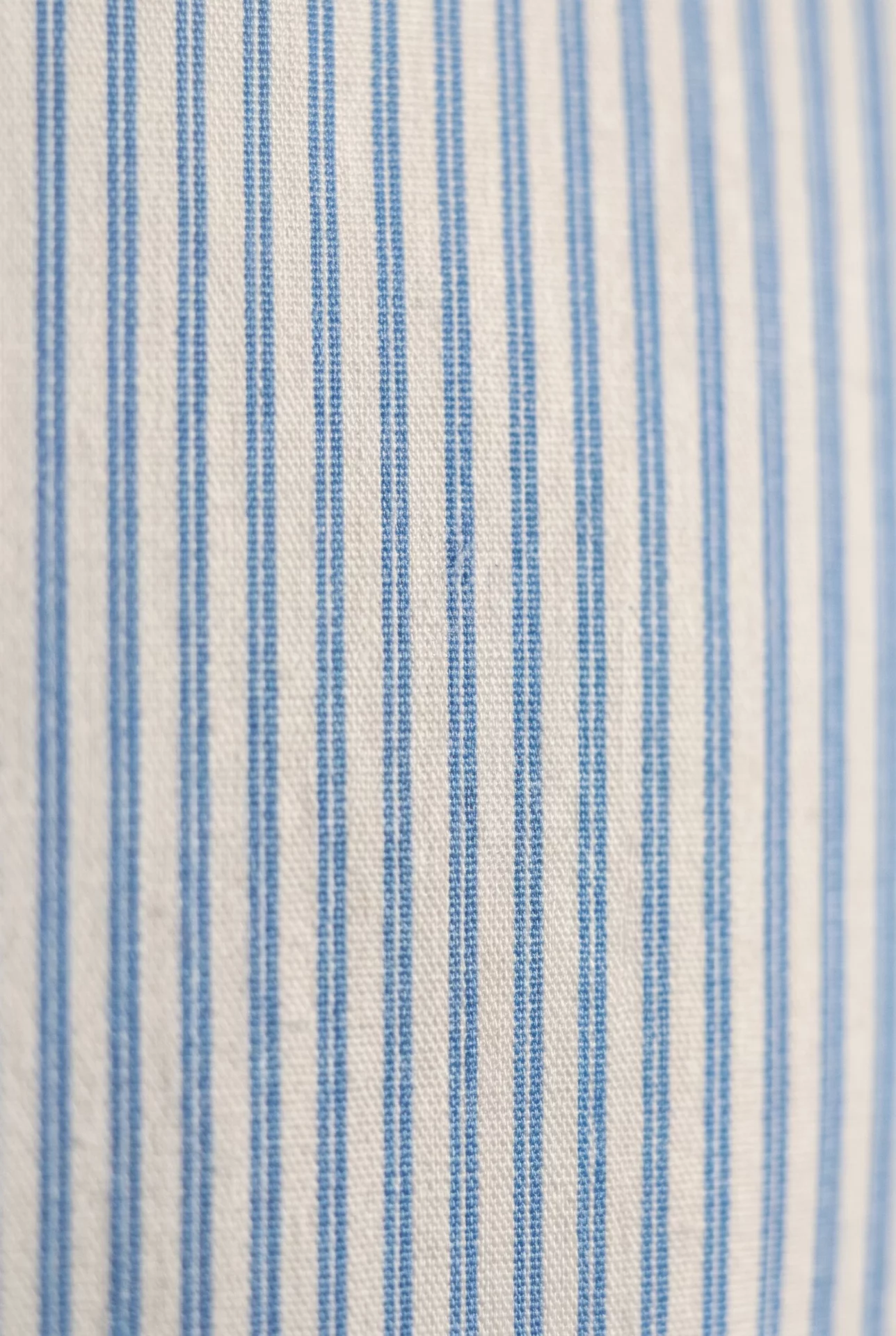 Zoom texture et finitions : Pyjamas longs homme - Bel Air (Réf : 2430000016189) en popeline de coton ( coton léger ). Vêtement de type homme. Maître Renard.
