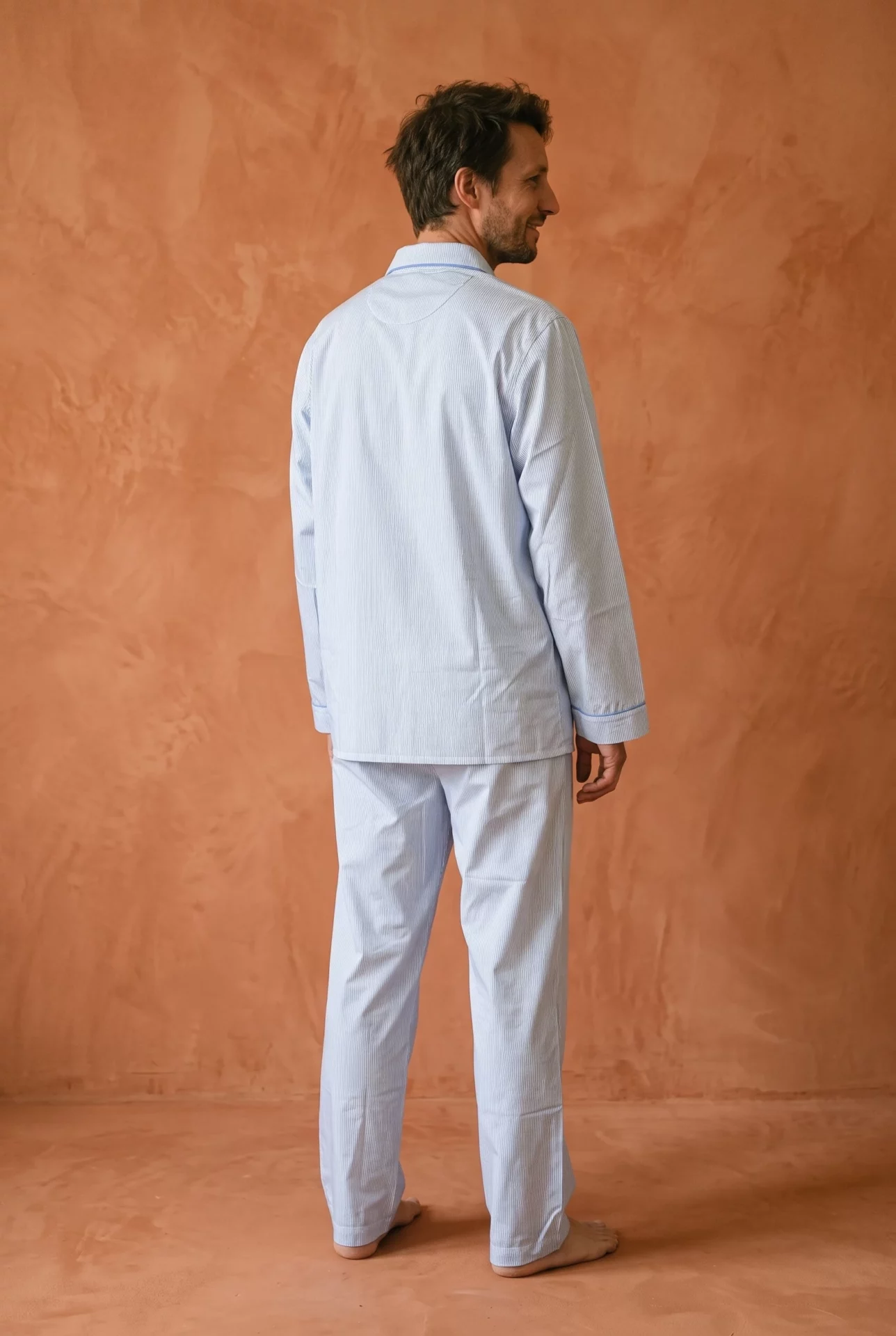 Zoom texture et finitions : Pyjamas longs homme - Bel Air (Réf : 2430000016189) en popeline de coton ( coton léger ). Vêtement de type homme. Maître Renard.