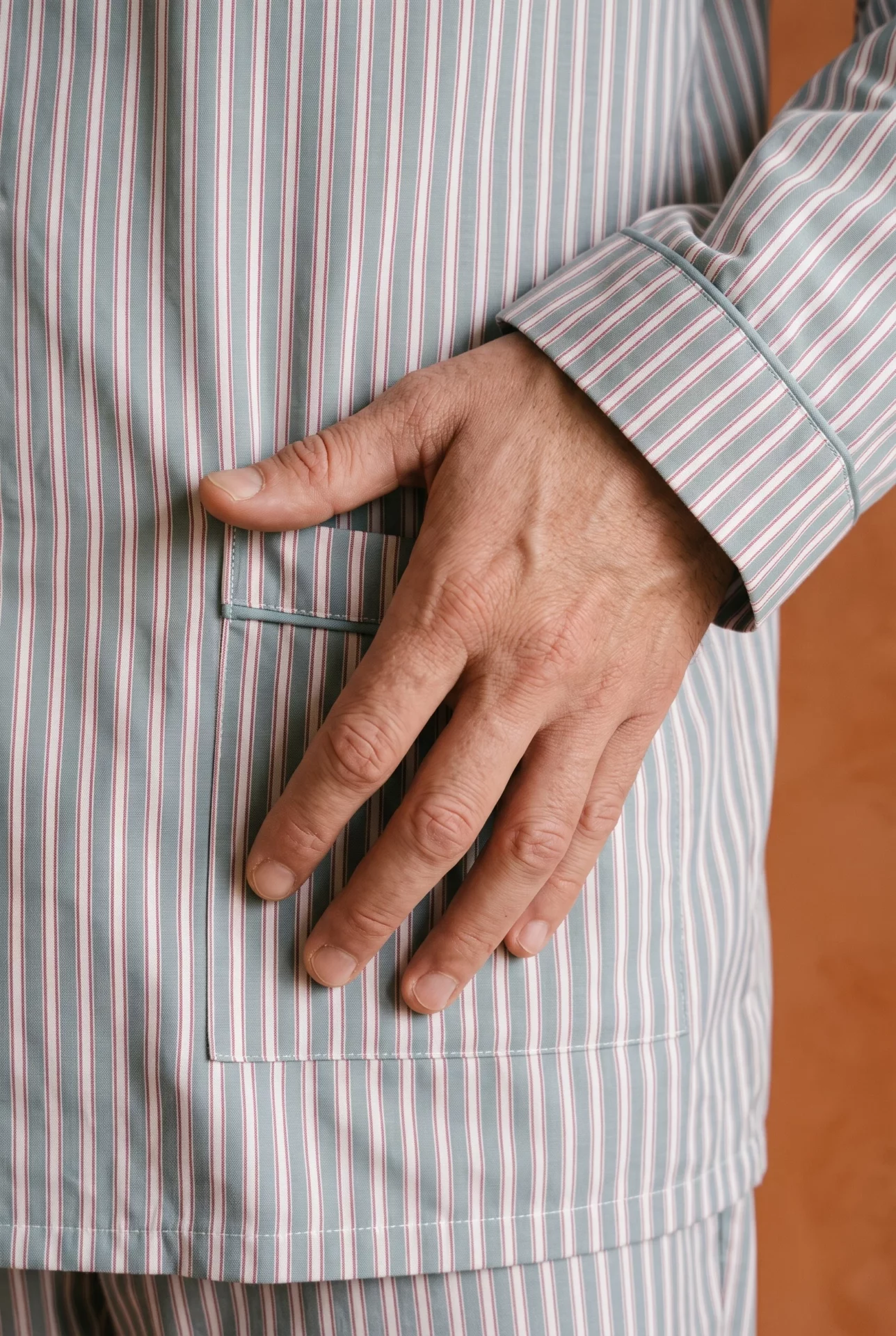 Zoom texture et finitions : Pyjamas longs homme - Porto Cervo (Réf : 2430000015823) en popeline de coton ( coton léger ). Vêtement de type pyjamas longs homme. Maître Renard.