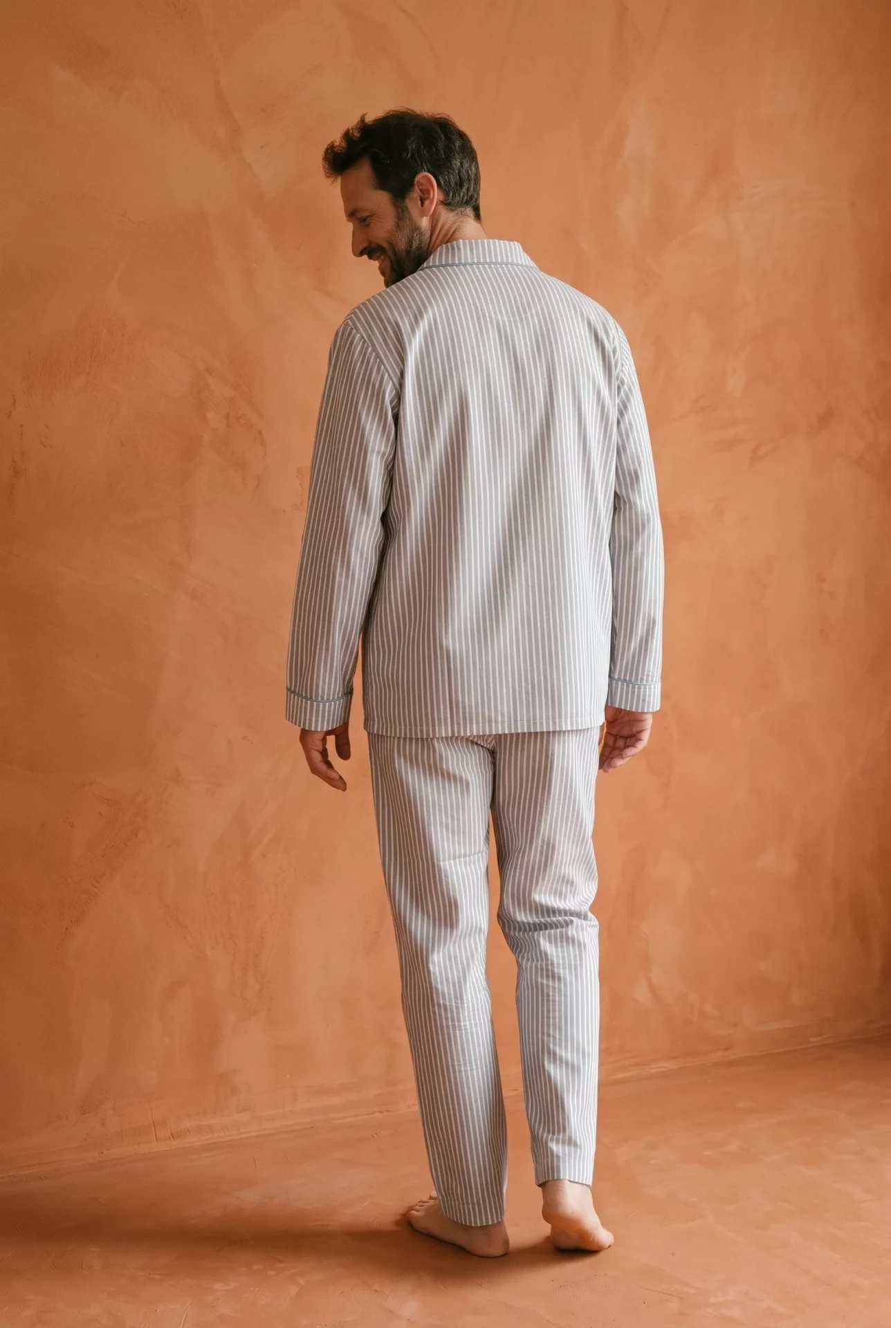 Zoom texture et finitions : Pyjamas longs homme - Porto Cervo (Réf : 2430000015823) en popeline de coton ( coton léger ). Vêtement de type pyjamas longs homme. Maître Renard.