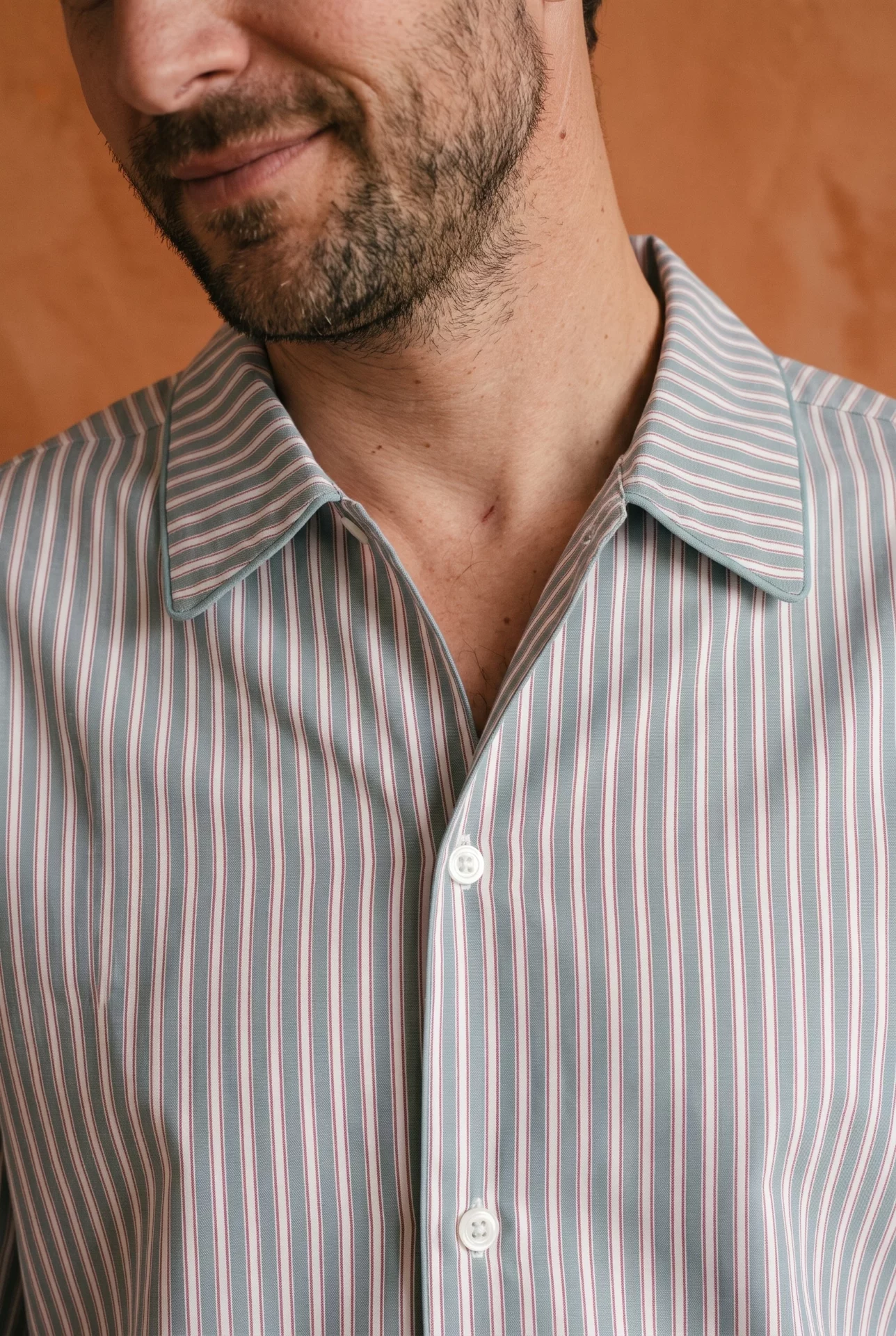 Zoom texture et finitions : Pyjamas longs homme - Porto Cervo (Réf : 2430000015823) en popeline de coton ( coton léger ). Vêtement de type pyjamas longs homme. Maître Renard.
