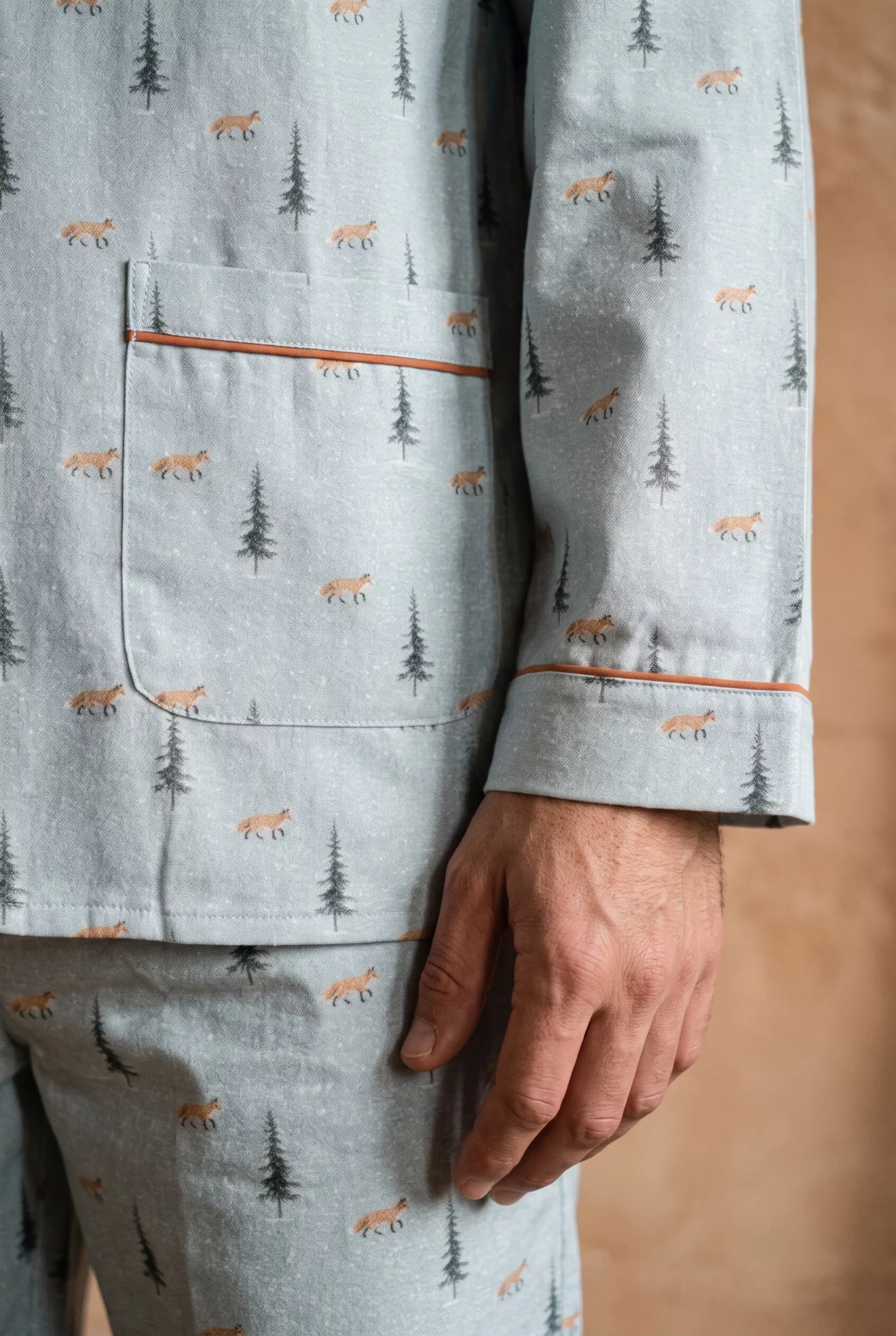 Zoom texture et finitions : Pyjamas longs homme - Renard neige (Réf : 2430000016226) en flanelle de coton ( coton chaud ). Vêtement de type homme. Maître Renard.