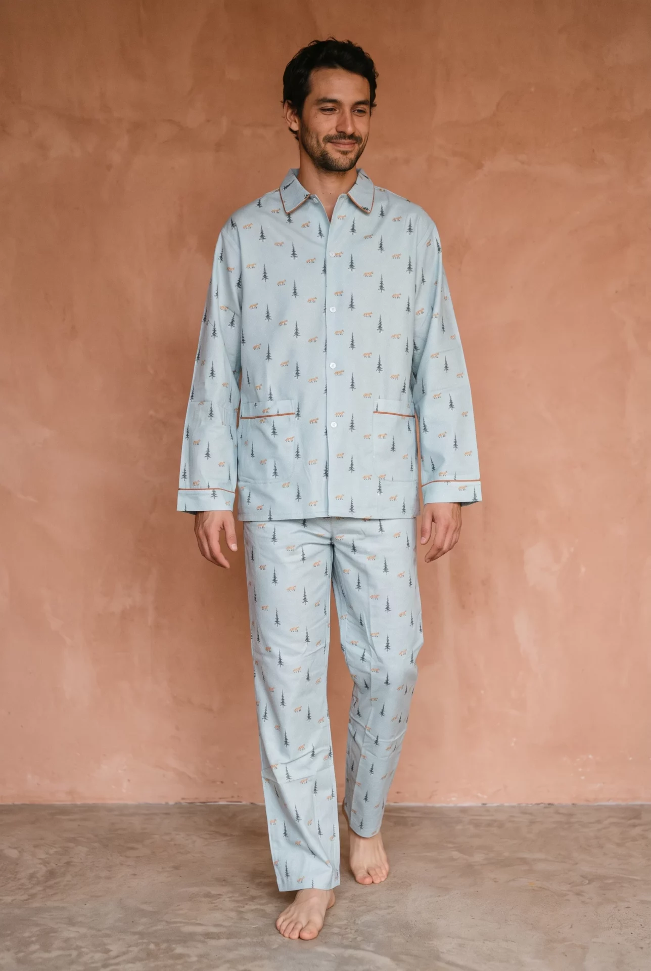 Zoom texture et finitions : Pyjamas longs homme - Renard neige (Réf : 2430000016226) en flanelle de coton ( coton chaud ). Vêtement de type homme. Maître Renard.