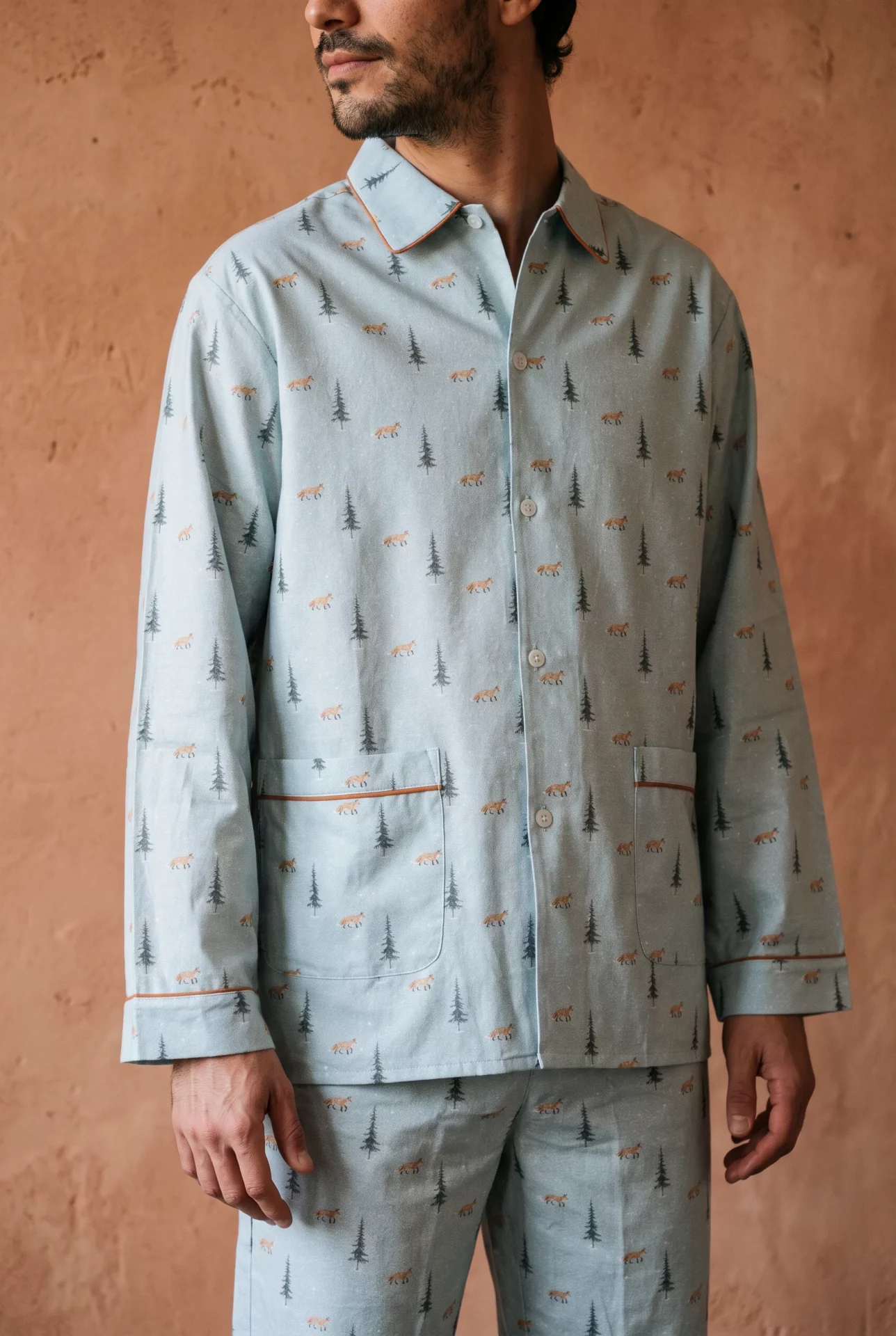 Vue d'ensemble : Pyjamas longs homme - Renard neige (Réf : 2430000016226) en flanelle de coton ( coton chaud ). Vêtement de type homme. Maître Renard.