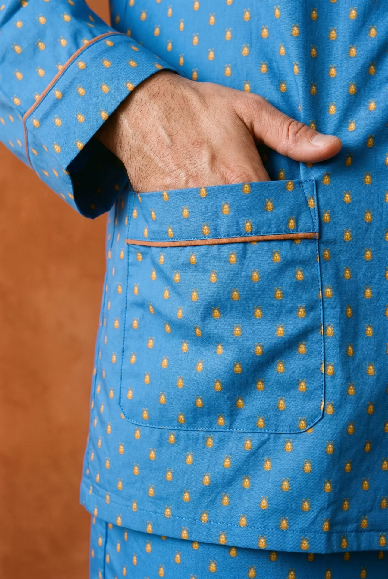 Zoom texture et finitions : Pyjamas longs homme - Scarabées (Réf : 2430000016219) en popeline de coton ( coton léger ). Vêtement de type homme. Maître Renard.