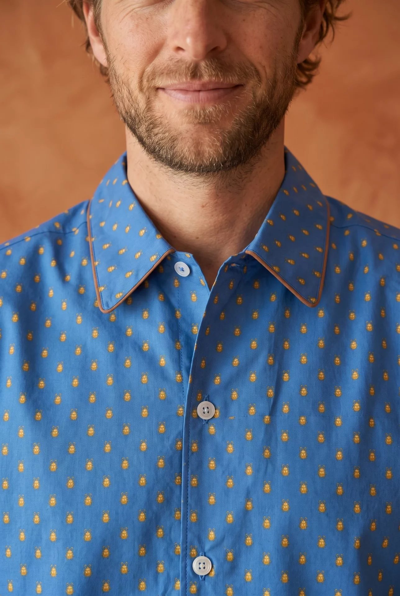 Vue d'ensemble : Pyjamas longs homme - Scarabées (Réf : 2430000016219) en popeline de coton ( coton léger ). Vêtement de type homme. Maître Renard.